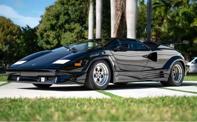 Lamborghini Countach знаменитого певца продают за…