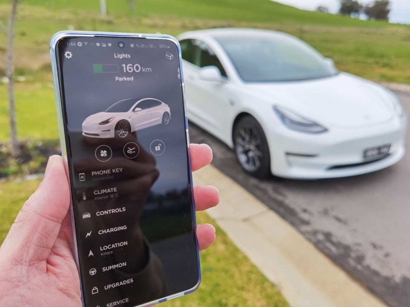 Мужчина разблокировал чужую Tesla и уехал,…
