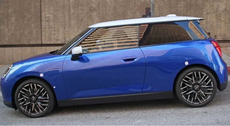 Боковая линия кузова новинки напоминает купе BMW…
