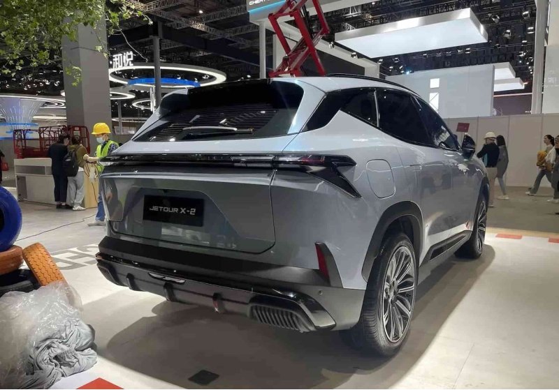Кроссоверу, по габаритам схожему с Kia Sportage и…