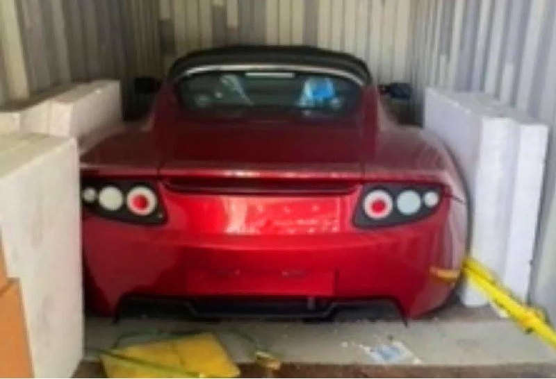 Три новых Tesla Roadster простояли в контейнере…