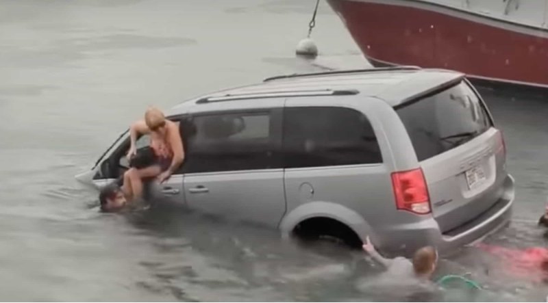Позже выяснилось, что утонувший Dodge Caravan был…
