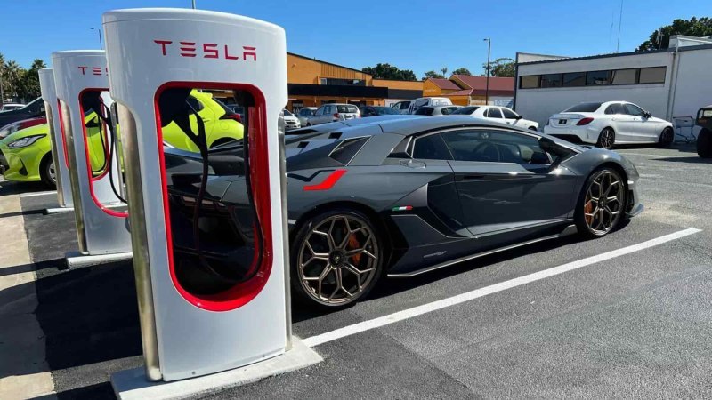 Владельцы Lamborghini и McLaren не дают заряжать…