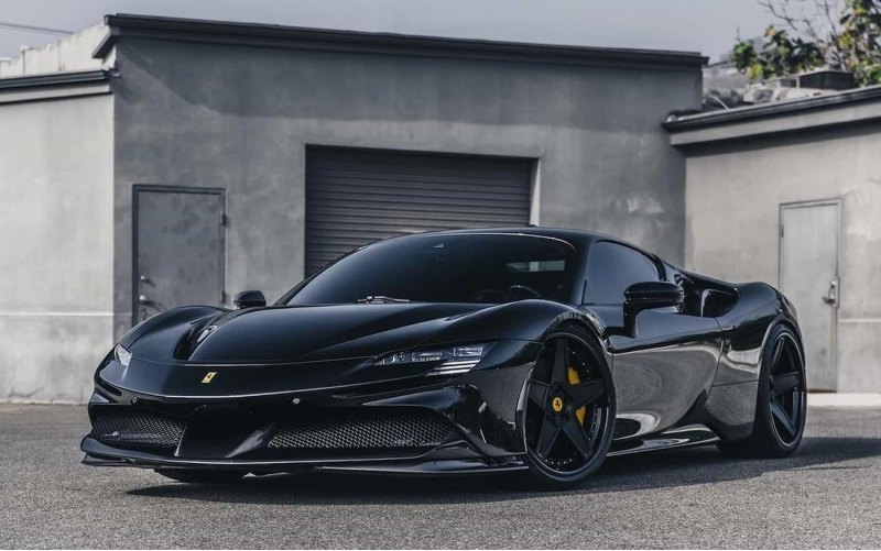 В Россию привезли эксклюзивный суперкар Ferrari 