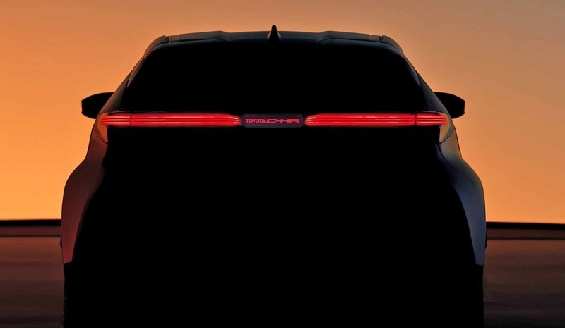 Зато отныне у C-HR полноценная двуцветная схема…