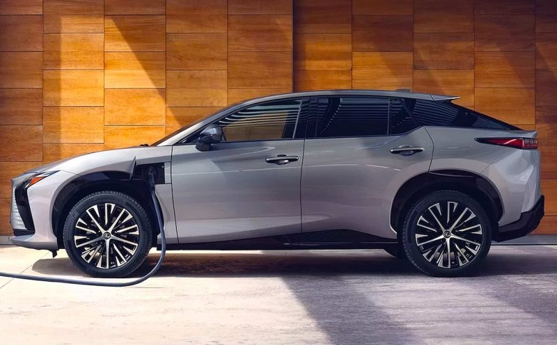 В Россию привезли новейший кроссовер Lexus со…