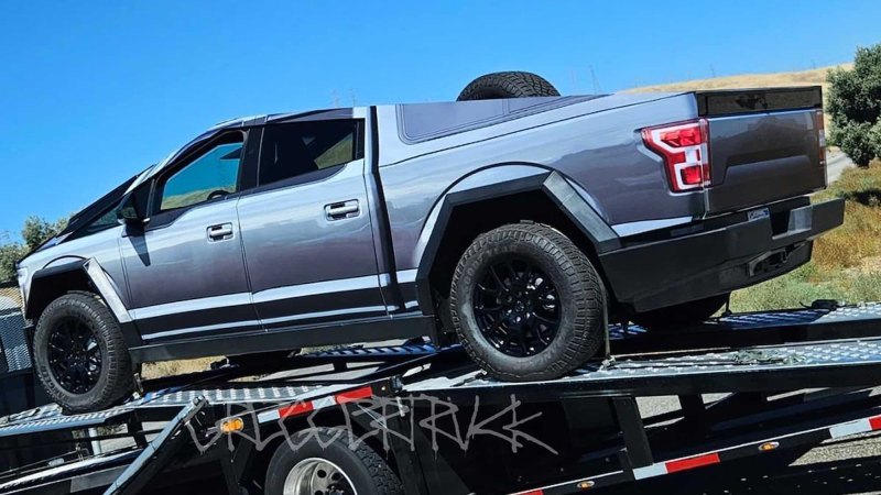 Tesla решила потроллить Ford, превратив пикап…