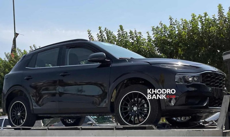 Снимками «паркетника» Iran Khodro с именем Rira…