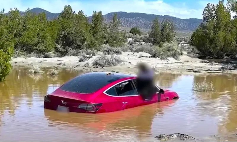 Автопилот Tesla утопил машину в луже на дороге –…