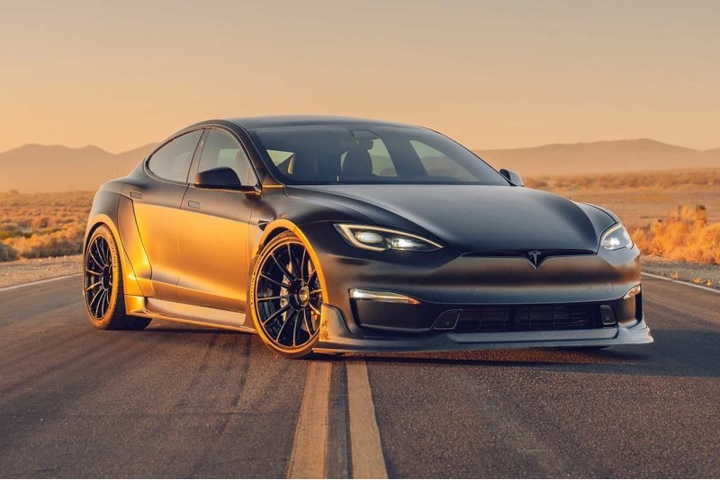 Model S Dark Knight отличается от простой «эски»…
