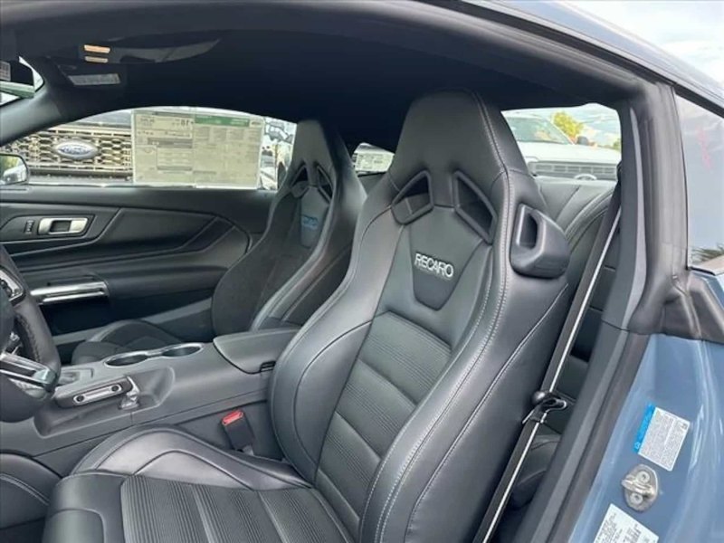Оба кресла выпущены компанией Recaro, но каждое…
