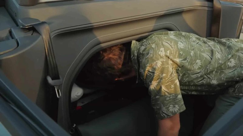 Более того, у китайского хэтчбека нет даже крышки…