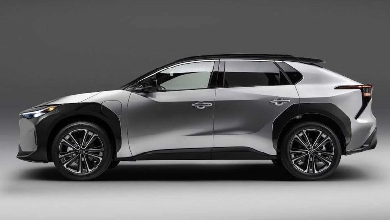 Электрический кроссовер Toyota