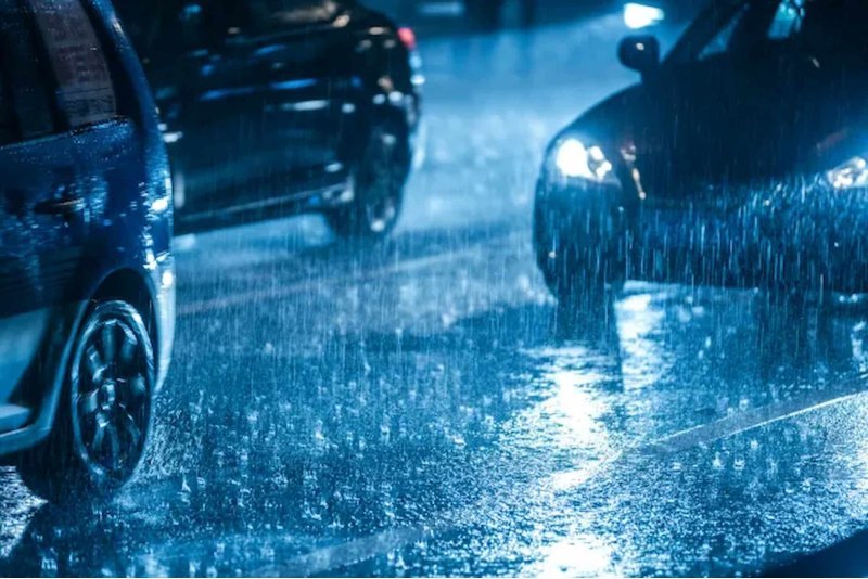 «Использование аварийных огней на движущемся…