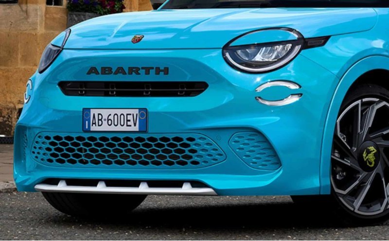 «Заряженный» кроссовер Abarth 600 показан на…