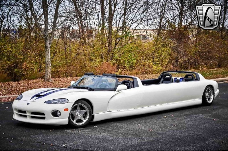 Лимузин на базе Dodge Viper продают в США за…