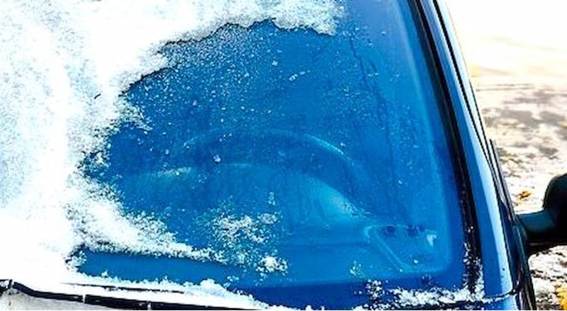 Как разморозить лобовое стекло автомобиля…
