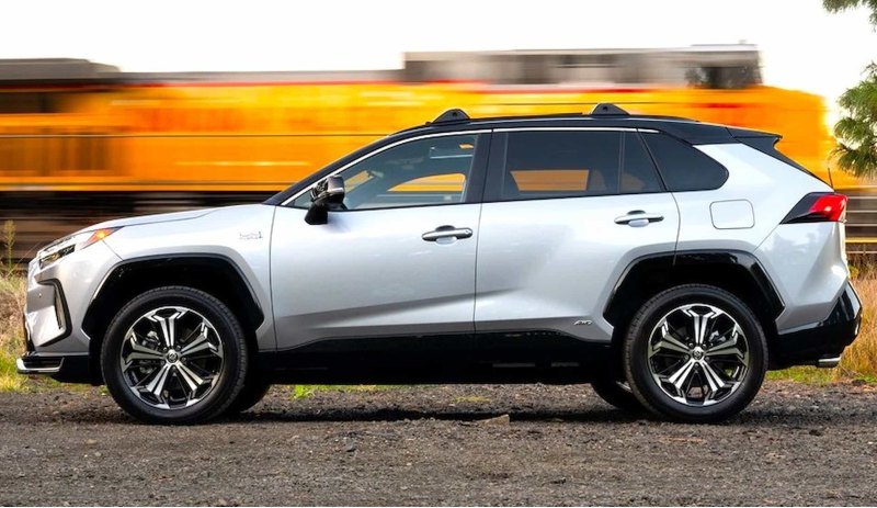 В Россию привезли новую партию кроссоверов Toyota…