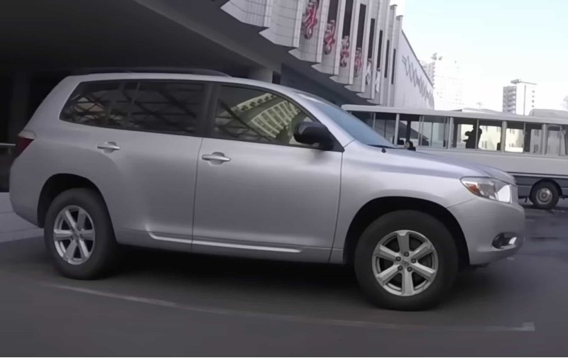 Toyota Highlander на улицах Пхеньяна