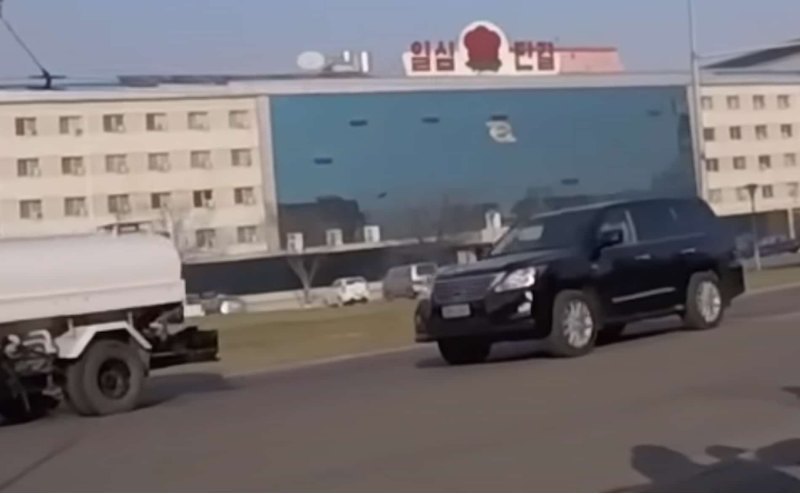 Lexus LX 3 поколения на улицах Пхеньяна