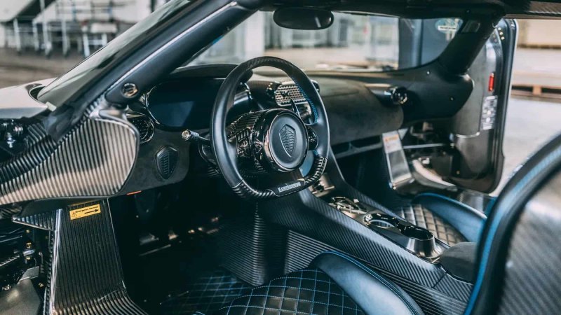 Выставленный на торги в Париже Regera сошел с…