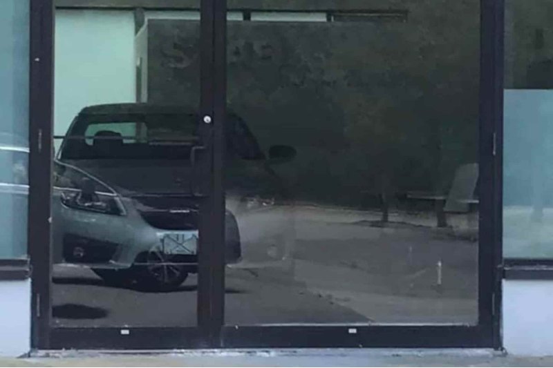 Новый Saab 9-5 в заброшенном дилерском центре