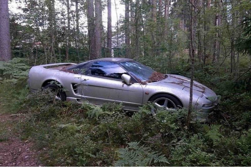 Honda NSX, оставленная посреди леса 