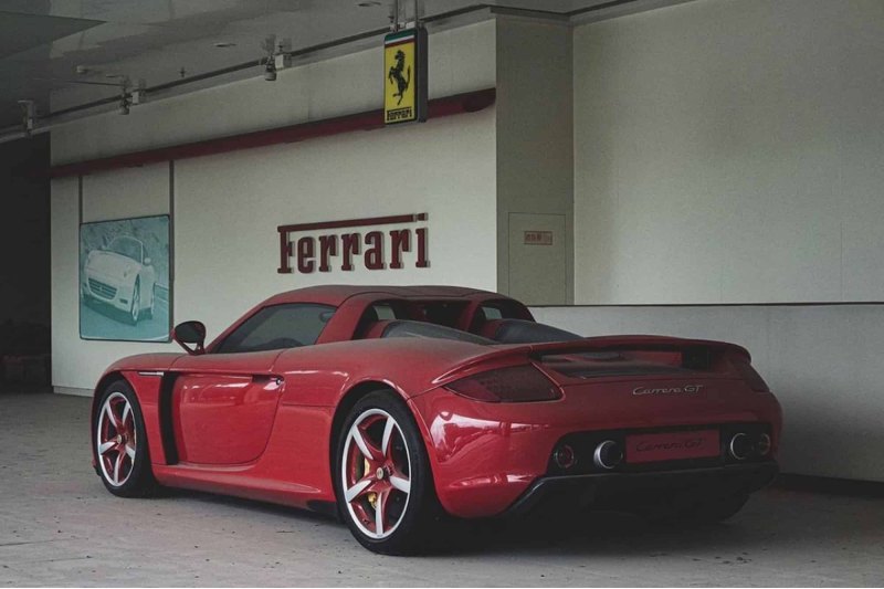 Porsche Carrera GT в заброшенном дилерском центре…