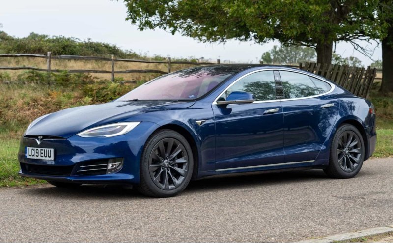 Tesla Model S 100D Long Range, которой владел…