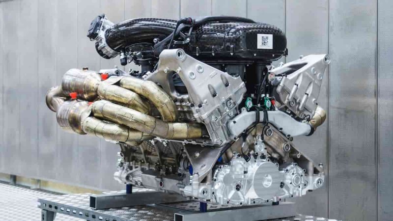 V12 6.4 RA от Aston Martin-Cosworth