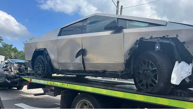 Пикап Tesla Cybertruck столкнулся с Nissan…