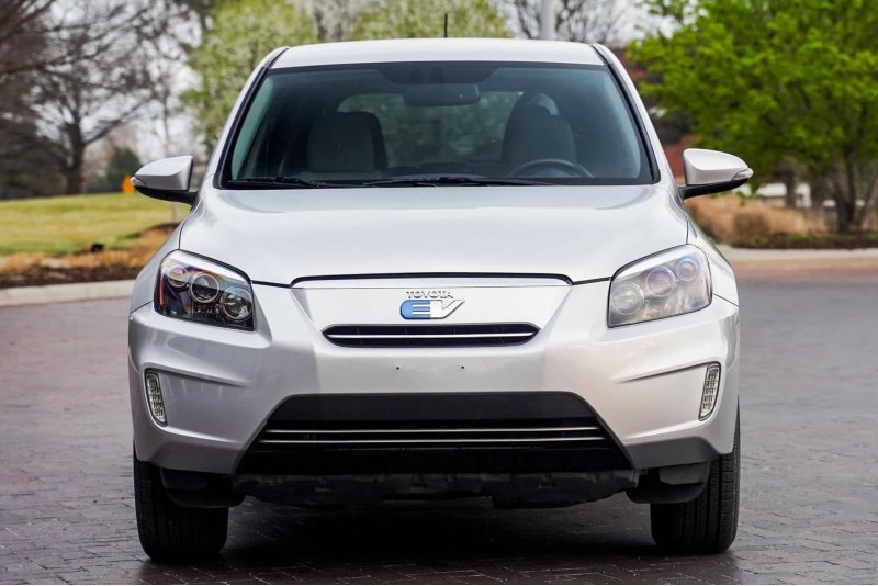 Ультра-редкий кроссовер Toyota RAV4 EV с…