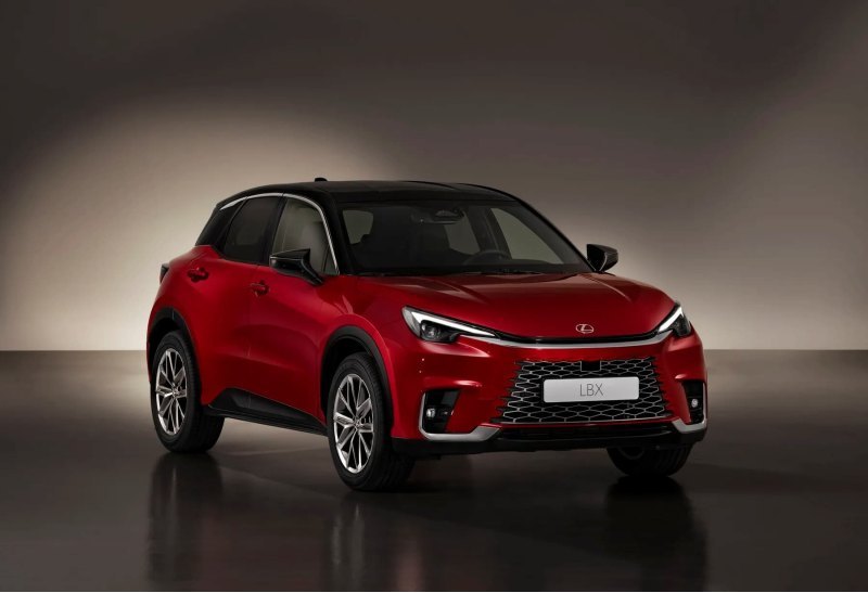 В РФ привезли один экземпляр Lexus LBX. Это…
