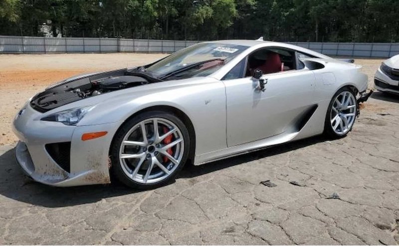 На продажу выставили разбитый Lexus LFA: у…