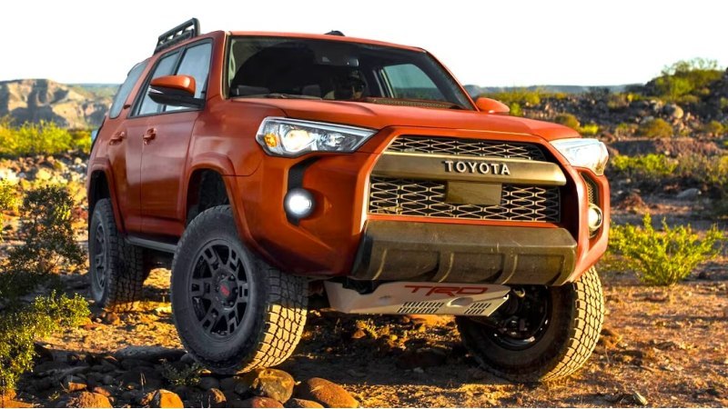 За ним выстроились: Toyota Grand Highlander,…