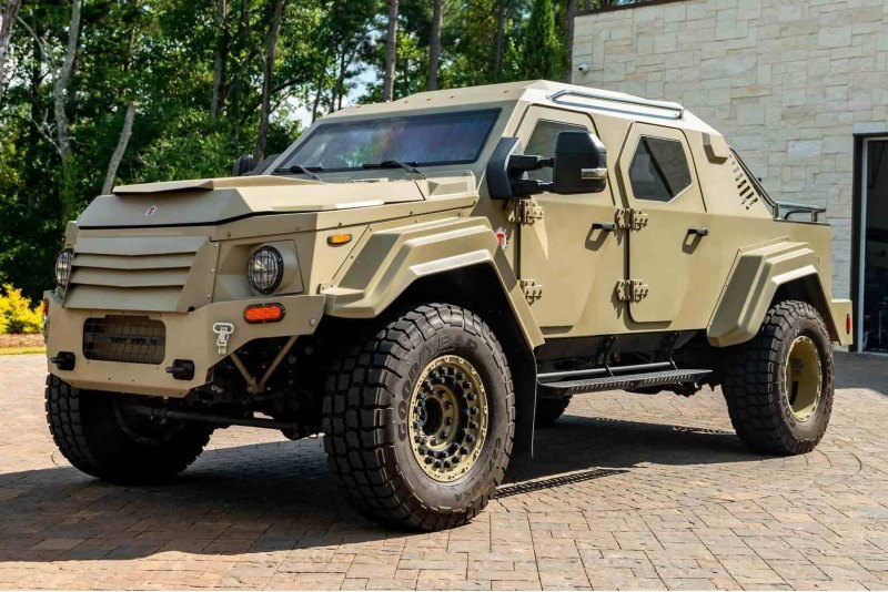 Бронированный военный внедорожник Terradyne…