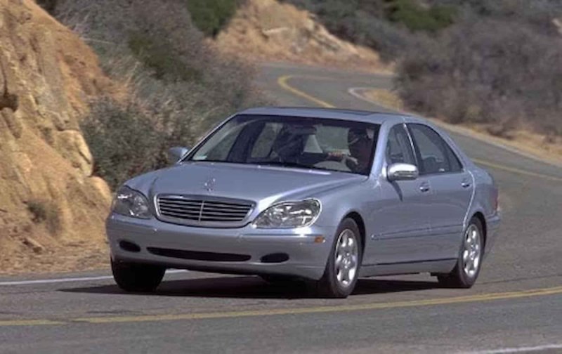 Старый Mercedes S-Class