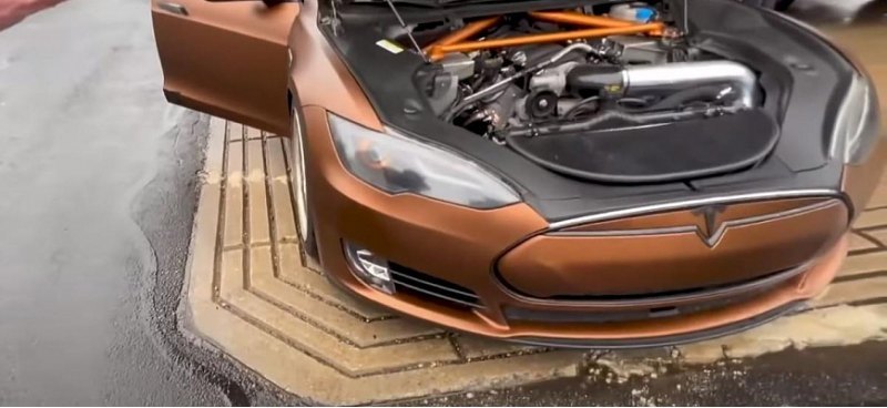 Единственный в мире Tesla с двигателем V8…