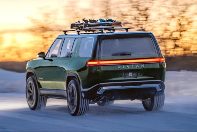 Первые экземпляры электрических грузовиков Rivian…