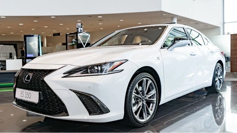 Lexus UX в январе стоит от 2 715 000 рублей, а за…