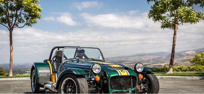 В этом видео, Caterham 7 очень быстро едет по…