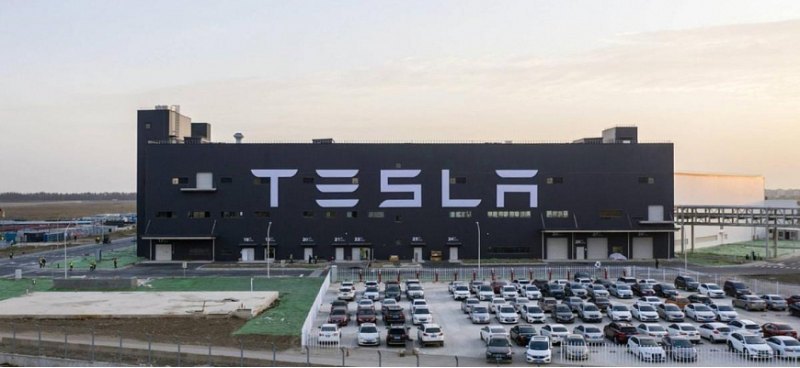Компания Tesla начнет собирать электрические…