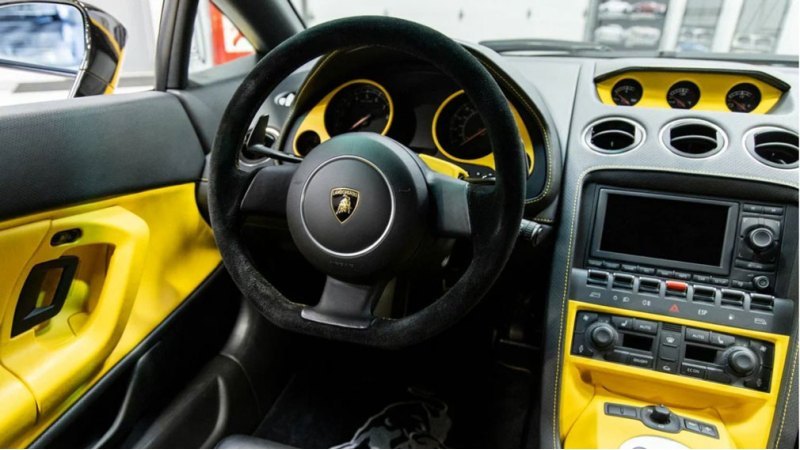 В салоне автомобиля отметим черно-желтую обивку,…