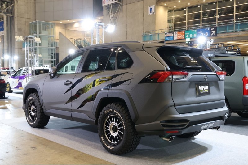 Кроме крутой ливреи, RAV4 получил новый комплект…