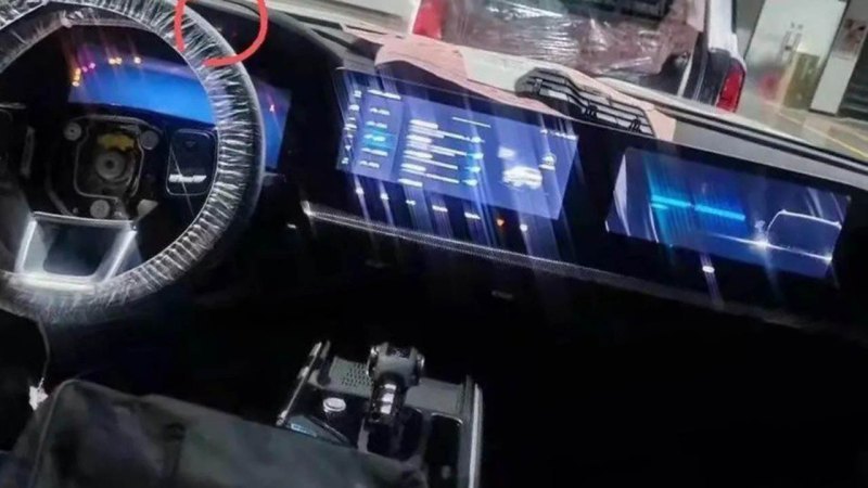 Здесь объединили цифровую панель приборов,…