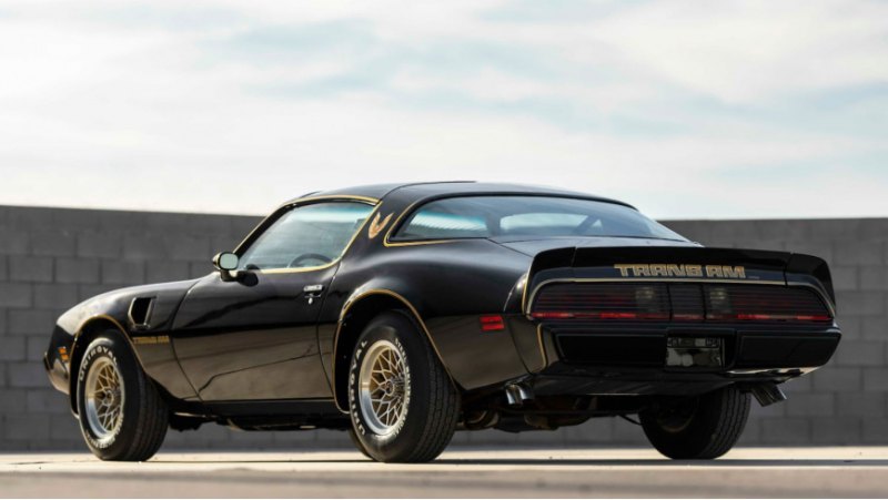 Pontiac Firebird дебютировал через пять месяцев…