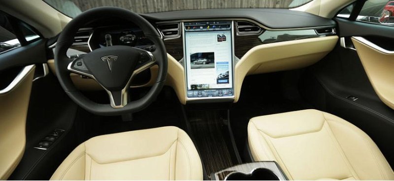 На видео сняли столкновение Tesla с объектом во…