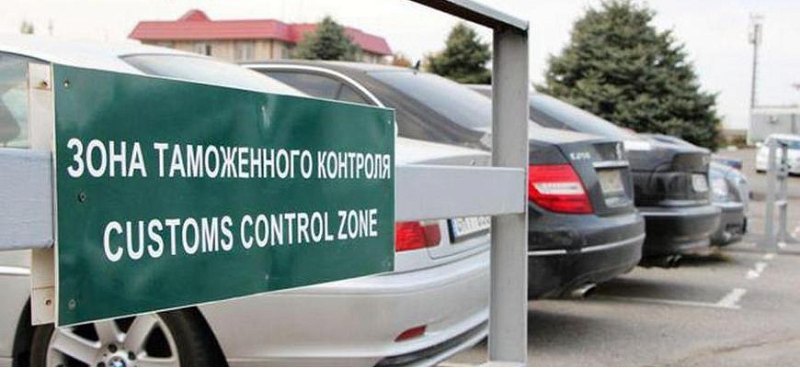Доля импорта легковых автомобилей в России…