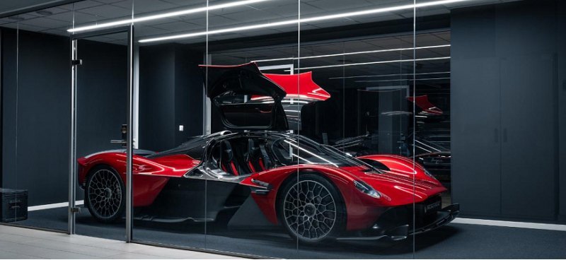 Суперкар Aston Martin Valkyrie в цвете Supernova…