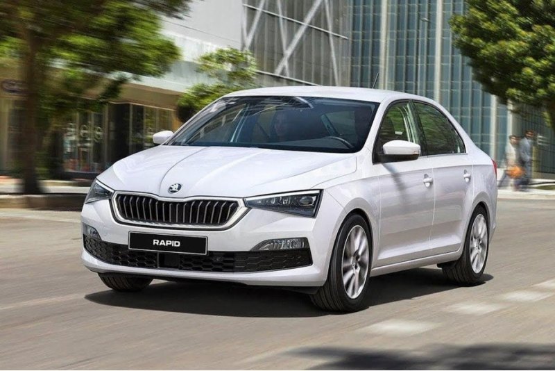 Следом находится соплатформенный лифтбек Skoda…
